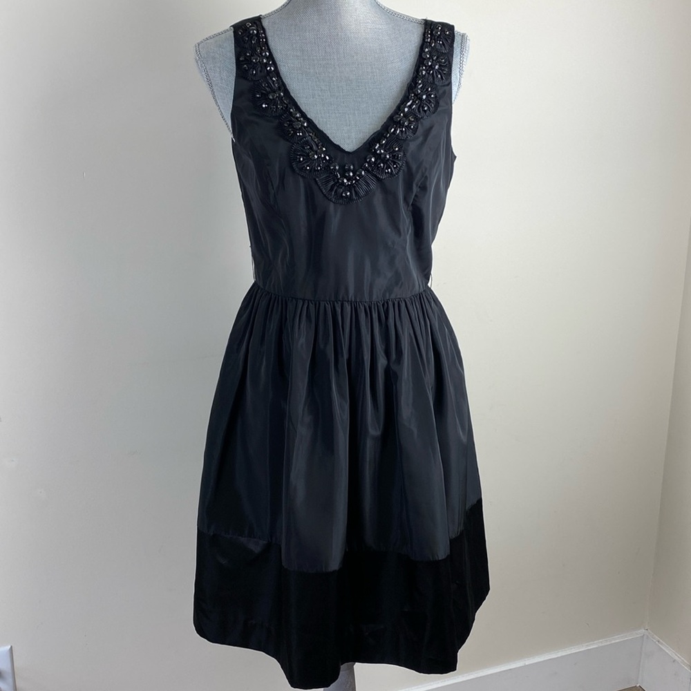 Sleeveless Embellished V-Neck Taffeta Cocktail Dress Black Size Small